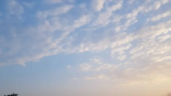 Bulutlu mavi gökyüzü