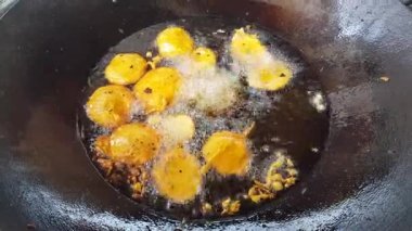 Kızarmış yumurtalı tava.