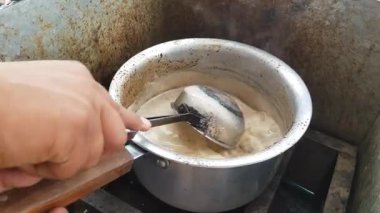 Aşçının çorbayı hazırlama görüntüsü.
