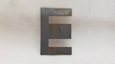 Bir çift E-şekilli Çelik Transformatör Çekirdek Laminasyonları- Paslı Vintage Elektrik Bileşenleri