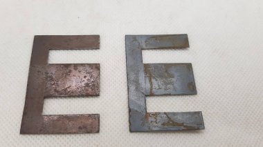 Bir çift E-şekilli Çelik Transformatör Çekirdek Laminasyonları- Paslı Vintage Elektrik Bileşenleri