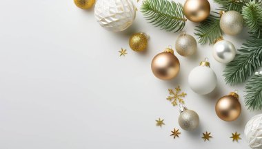 Noel süslemeleri, köknar dalları ve beyaz arka planda altın toplar. Üst görünüm, düz uzanma