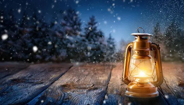 Ahşap zemin üzerinde kar olan Noel mumu