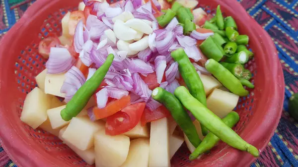 Tayland usulü salata.