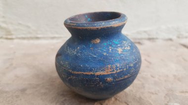 Eski kil çömlek ve mavi arkaplan