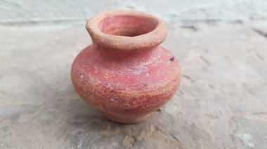 Beyaz arkaplanda kil çömlek