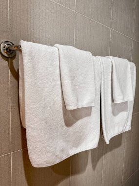 Banyodaki beyaz havlular.