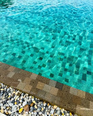Havuzda Mozaik Döşeme Detayları