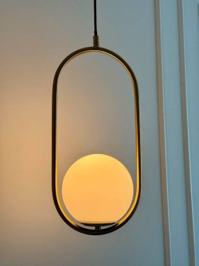 Modern Parlayan Küre ile Altın Kolye Işığı