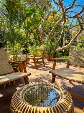 Tropikal bir gardda rahat bir açık hava koltuğu.