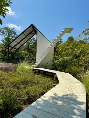 Tranquil Pond 'un yanındaki Modern Stilt Evi