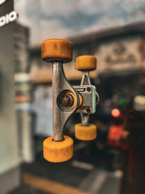 Kaykay tekerleklerinden yapılmış eşsiz bir kapı kolu. 