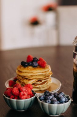 Kahvaltıda taze krep. Evde kahvaltı..