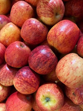 Olgun kırmızı elmalar ahenkli bir şekilde istiflenmiş.