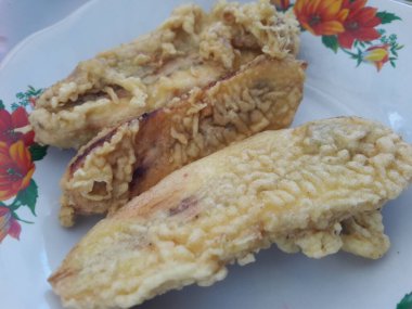 Tabakta kızarmış muz var. Muz kaplı muzdan yapılma..