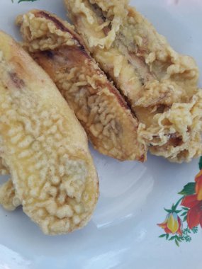 Tabakta kızarmış muz var. Muz kaplı muzdan yapılma..