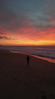 Denizde güzel bir gün doğumu, bulutlu ve güneşli güzel bir gökyüzü