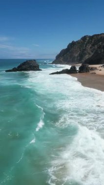 Deniz manzarası ve kıyı dalgaları