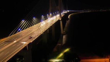 Geceleri Lizbon 'da bir köprünün havadan görüntüsü, Portekiz.