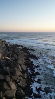 Dalgalar sahile çarpıyor.