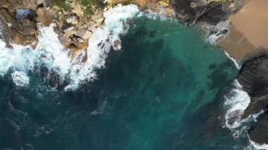 Atlantik Okyanusu 'ndaki güzel dalgaların hava görüntüsü.