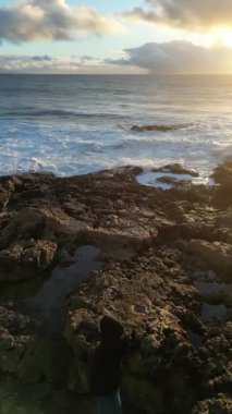 Denizin dalgaları, günbatımı, dalgalar kıyıdır..