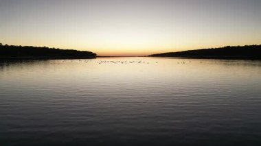 Gölde gün doğumu Güzel bir gökyüzü