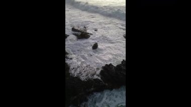 Gün batımında güzel bir manzara Denizde