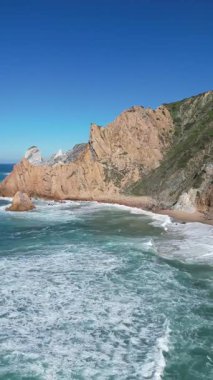 Algarve bölgesindeki denizden okyanusa manzara. Portekiz.