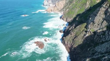 Dalgalar ve uçurumlarla kayalık kıyı şeridinin havadan görünüşü, Portekiz