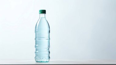 Plastik şişe, beyaz izole arkaplan
