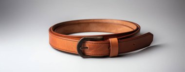 Gri arkaplanda kahverengi deri kemer