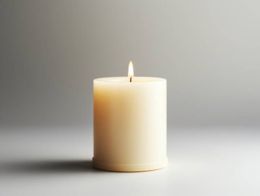 Beyaz arkaplanda mum, minimalist stil