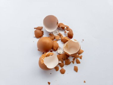 Beyaz arka planda izole edilmiş tavuk yumurtası parçaları var.