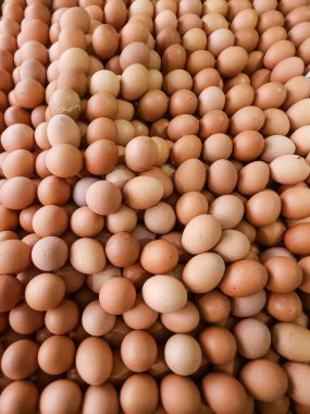 Ahırda satılan bir yığın yumurta..