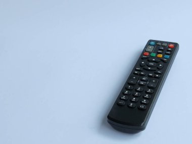 TV uzaktan kumandası beyaz arkaplanda izole edildi