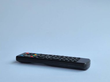 TV uzaktan kumandası beyaz arkaplanda izole edildi