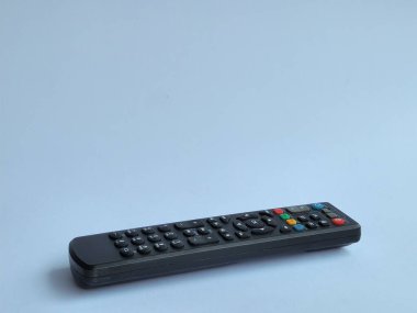 TV uzaktan kumandası beyaz arkaplanda izole edildi