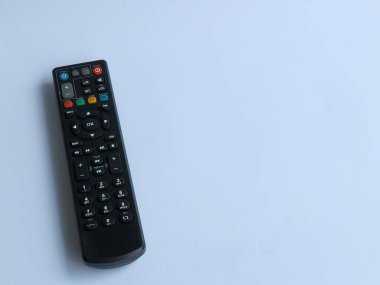 TV uzaktan kumandası beyaz arkaplanda izole edildi