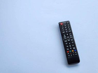 TV uzaktan kumandası beyaz arkaplanda izole edildi