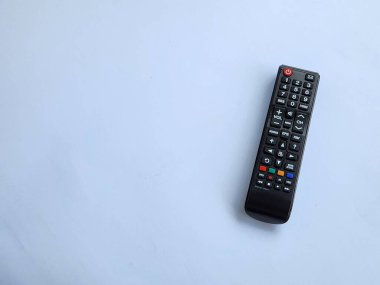 TV uzaktan kumandası beyaz arkaplanda izole edildi