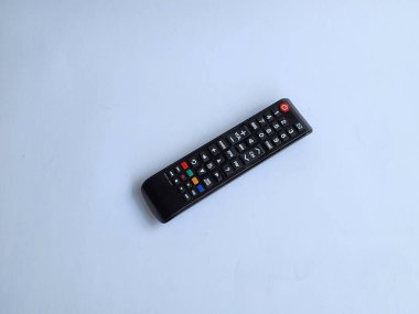 TV uzaktan kumandası beyaz arkaplanda izole edildi