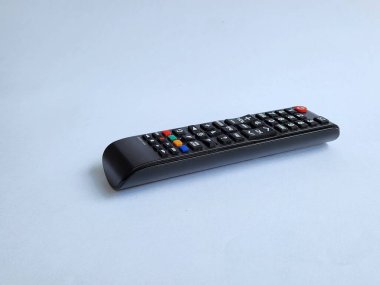 TV uzaktan kumandası beyaz arkaplanda izole edildi