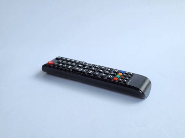 TV uzaktan kumandası beyaz arkaplanda izole edildi