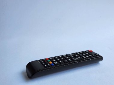 TV uzaktan kumandası beyaz arkaplanda izole edildi