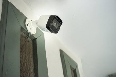 Bir evin duvarına kamera yerleştirilmiş.