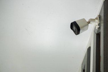 Bir evin duvarına kamera yerleştirilmiş.