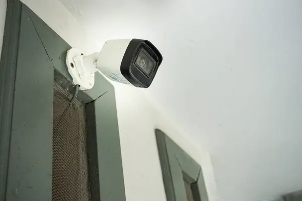 Bir evin duvarına kamera yerleştirilmiş.