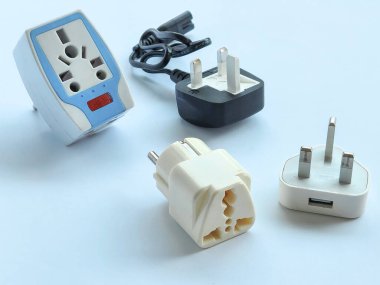 Bokeh. Evrensel adaptör tıkaçlı üç pim. beyaz arkaplanda izole