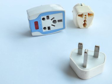 Bokeh. Evrensel adaptör tıkaçlı üç pim. beyaz arkaplanda izole